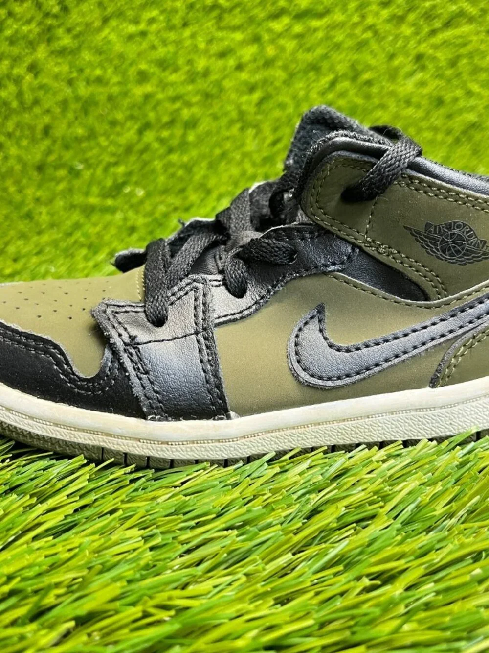 Nike Air Jordan 1 Mid Boys Size 9C‎ Green Black Athletic Leather Shoes Sneakers